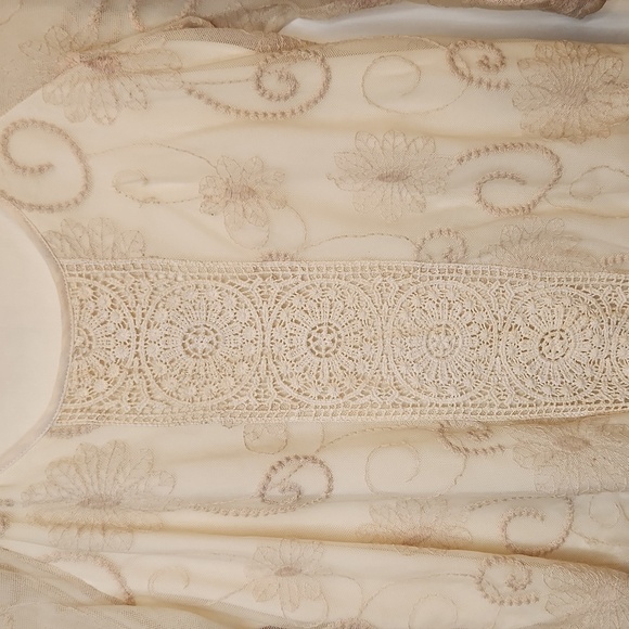 Dressbarn Women's Champagne Embroidered Floral Lace Blouse Size S - Picture 4 of 16